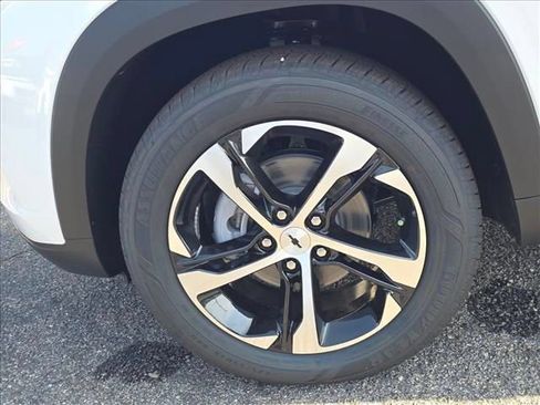 New 2026 Chevrolet Trax RS w/ Sunroof Package FWD image 31