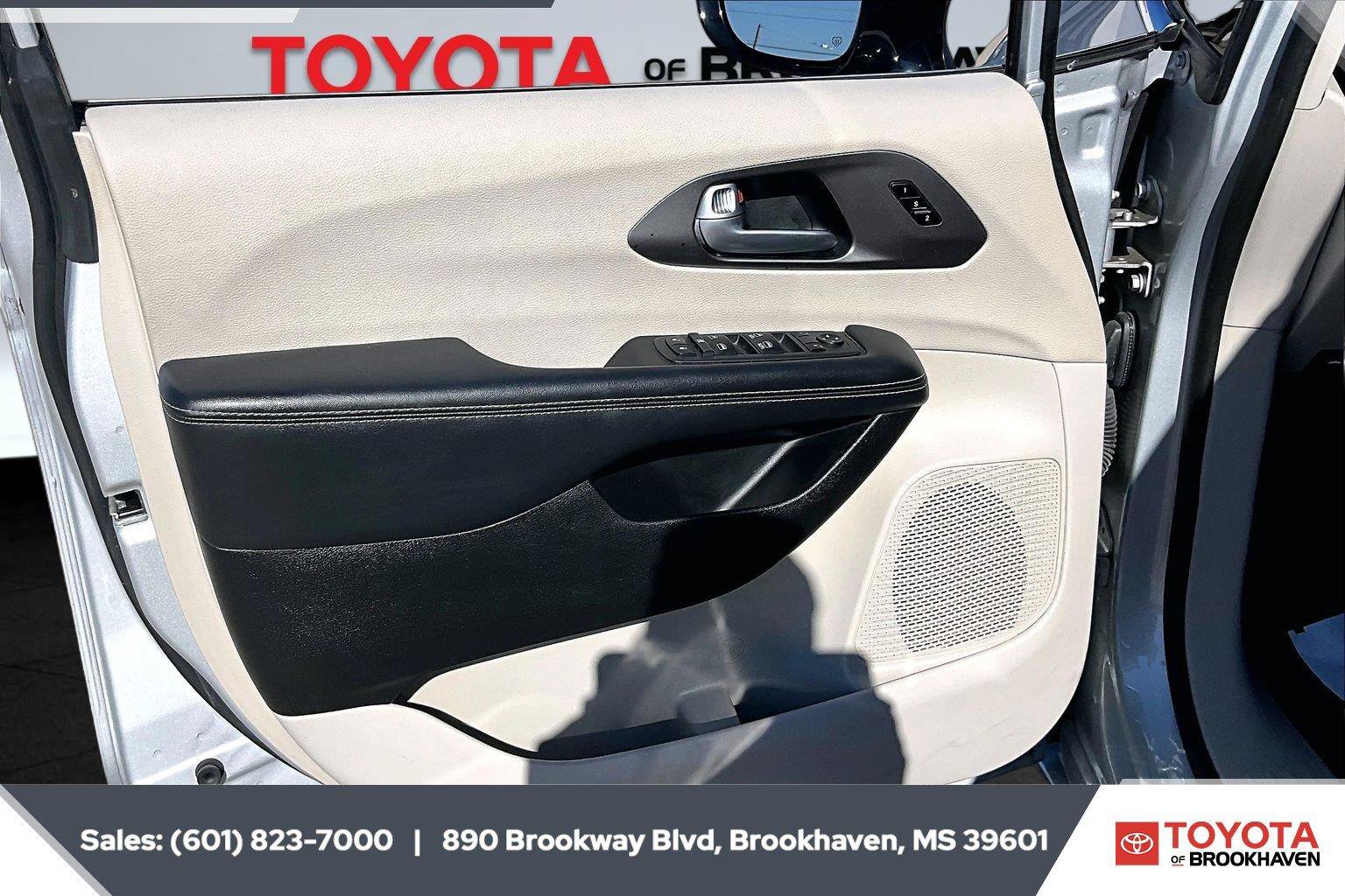 Used 2024 Chrysler Pacifica Touring-L FWD image 17