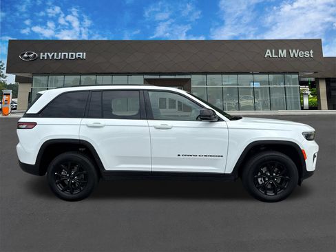 Used 2025 Jeep Grand Cherokee Altitude AWD/4WD image 4