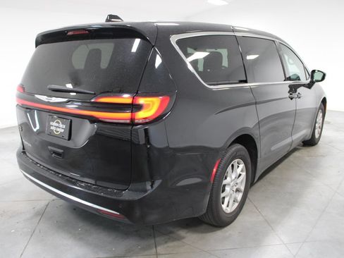 Used 2025 Chrysler Pacifica Select FWD image 9