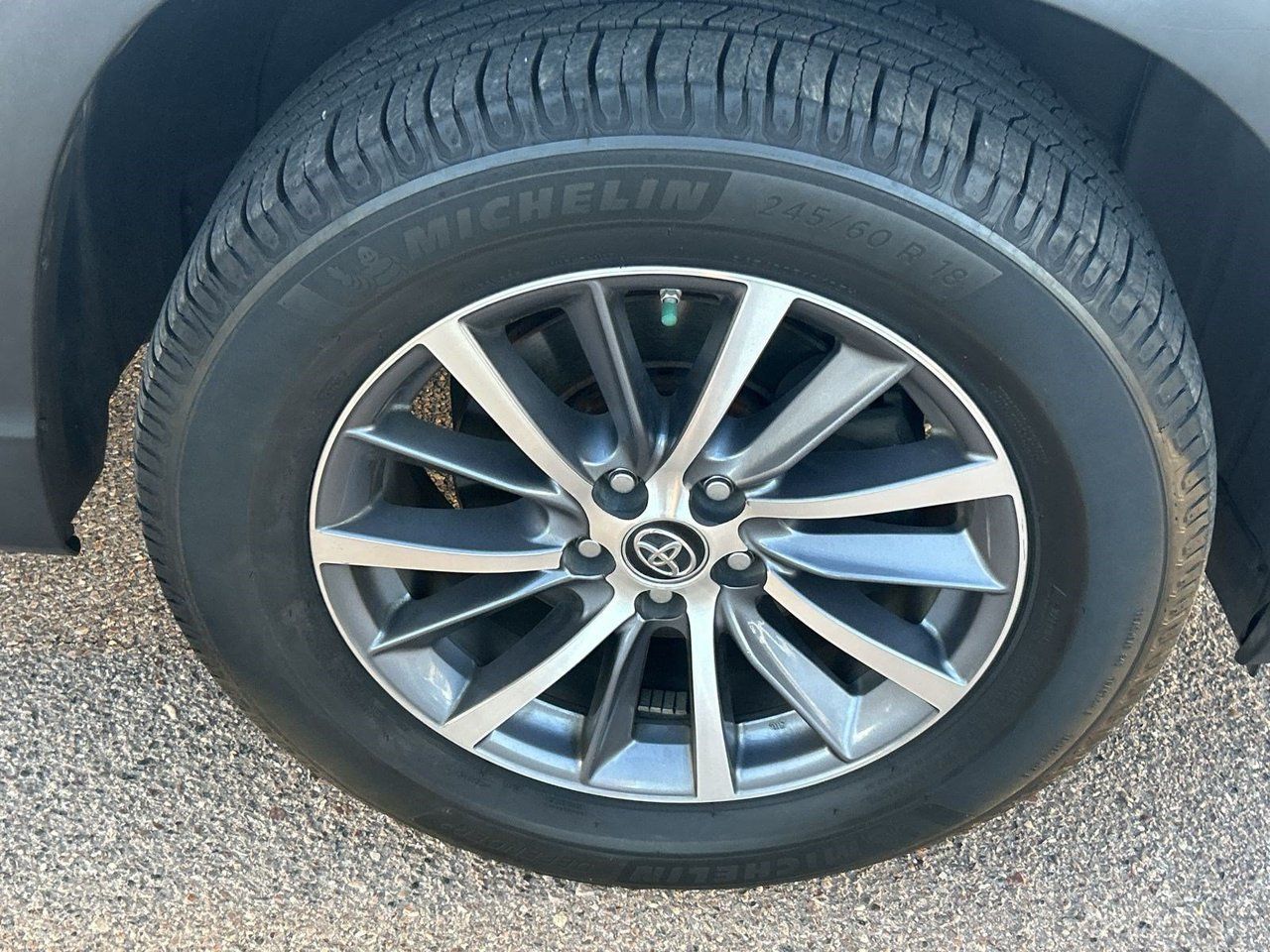 Used 2018 Toyota Highlander XLE FWD image 7