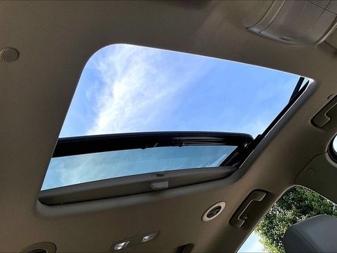 Used 2020 Buick Enclave Premium w/ Sun and Sites Package FWD image 22