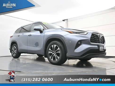 Used 2022 Toyota Highlander XLE AWD/4WD image 20