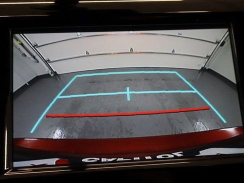 Used 2018 Toyota Camry XLE image 25