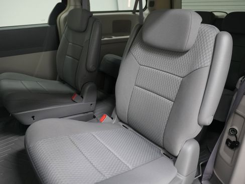 Used 2010 Chrysler Town & Country Touring image 12