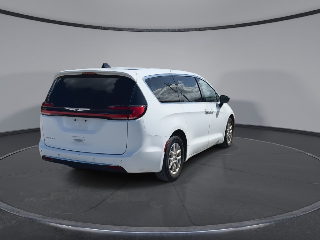 Used 2024 Chrysler Pacifica Touring-L FWD image 8
