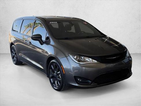 Used 2018 Chrysler Pacifica Touring Plus w/ S Appearance Package FWD image 5