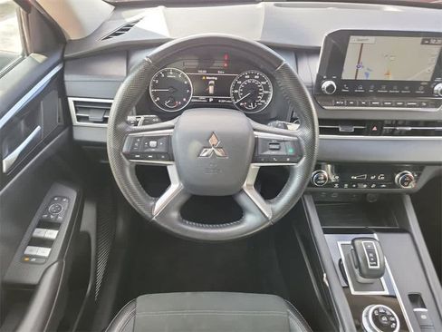 Used 2024 Mitsubishi Outlander SE image 16