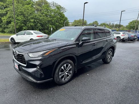 Used 2022 Toyota Highlander XLE AWD/4WD image 2