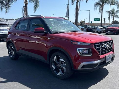 Used 2025 Hyundai Venue SEL image 2