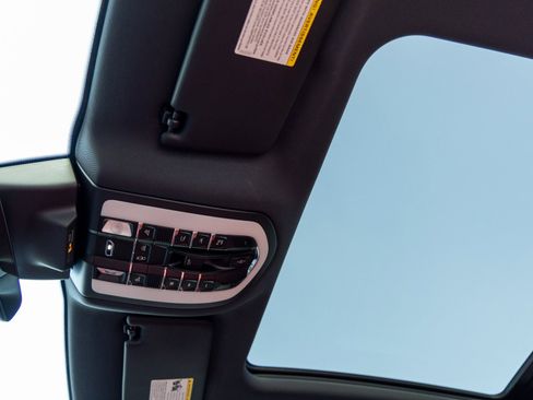 Certified 2023 Porsche Macan image 28