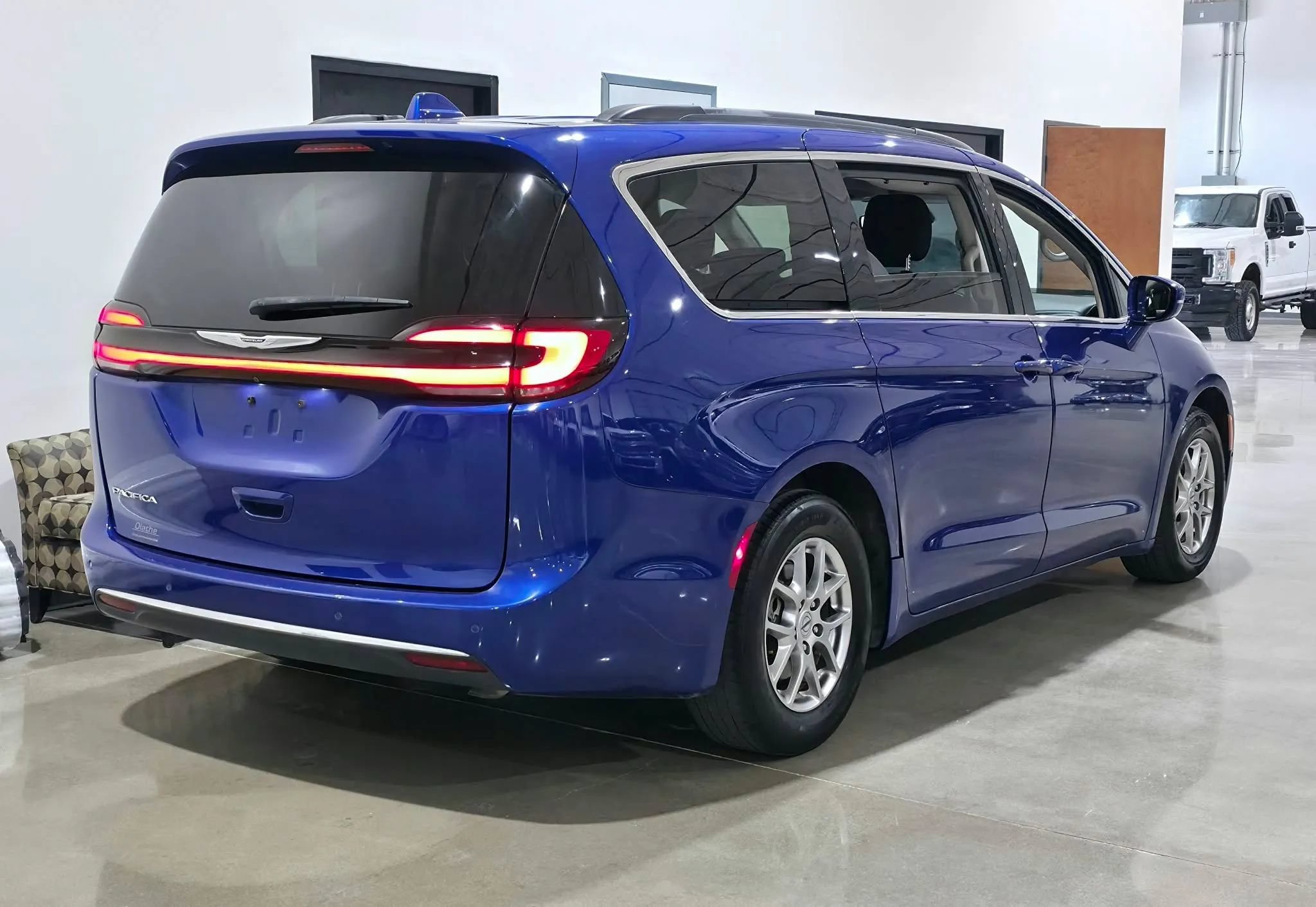 Used 2021 Chrysler Pacifica Touring w/ Cold Weather Group FWD image 3