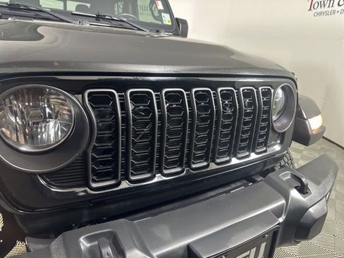 Used 2021 Jeep Gladiator Willys image 6