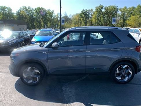 Used 2023 Hyundai Venue SEL image 2