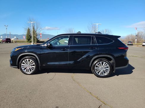 Used 2024 Toyota Highlander Platinum image 11