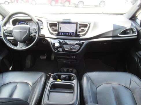 Used 2020 Chrysler Pacifica Touring-L w/ S Appearance Package FWD image 12
