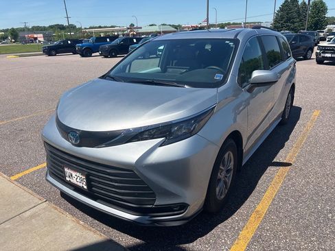Used 2025 Toyota Sienna XLE w/ XLE Plus Package AWD/4WD image 1