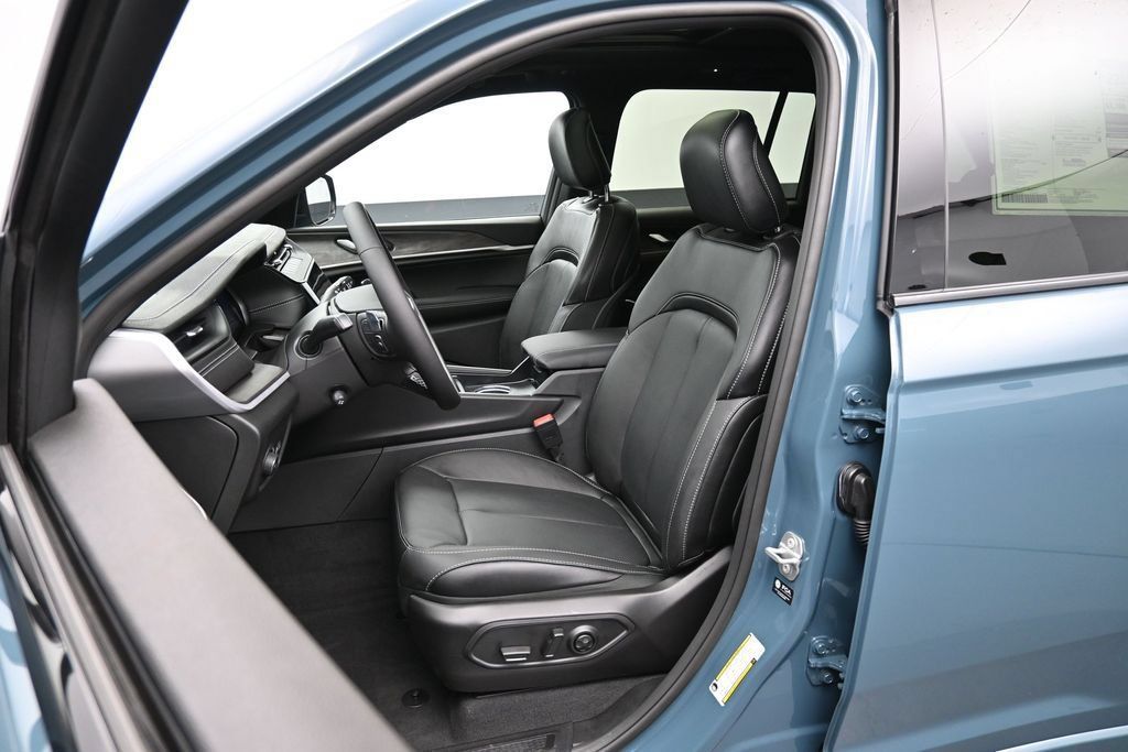 New 2027 Jeep Grand Cherokee Limited AWD/4WD image 24
