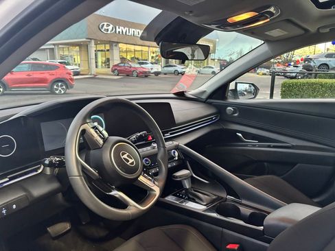 Certified 2025 Hyundai Elantra SEL image 5