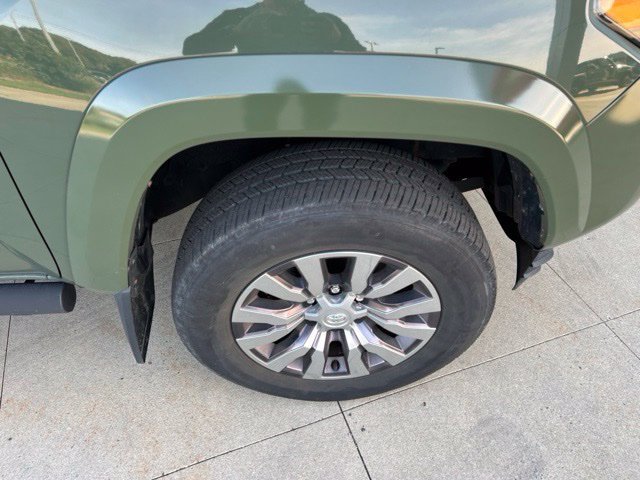 Used 2021 Toyota Tacoma Limited AWD/4WD image 9