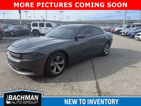 Used 2015 Dodge Charger SE w/ Sport Appearance Group image 3