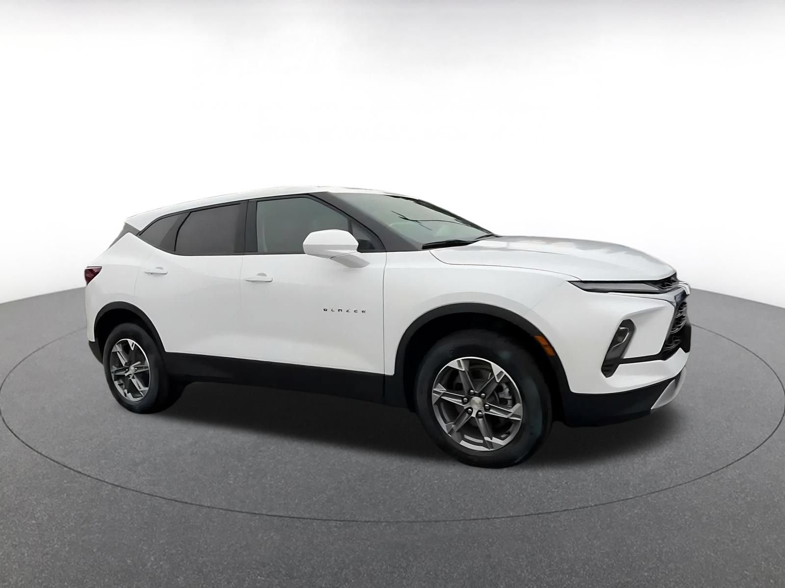 Used 2025 Chevrolet Blazer LT FWD image 2