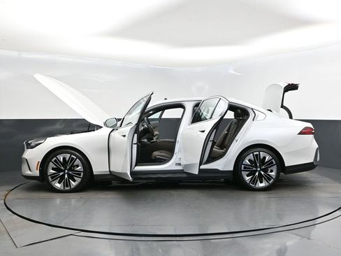 Certified 2025 BMW 530i xDrive w/ Premium Package image 46