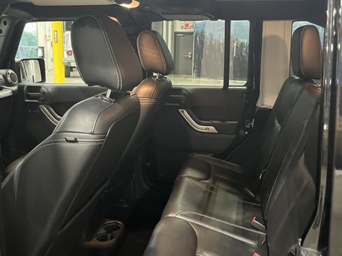 Used 2015 Jeep Wrangler Unlimited Rubicon w/ Connectivity Group image 15