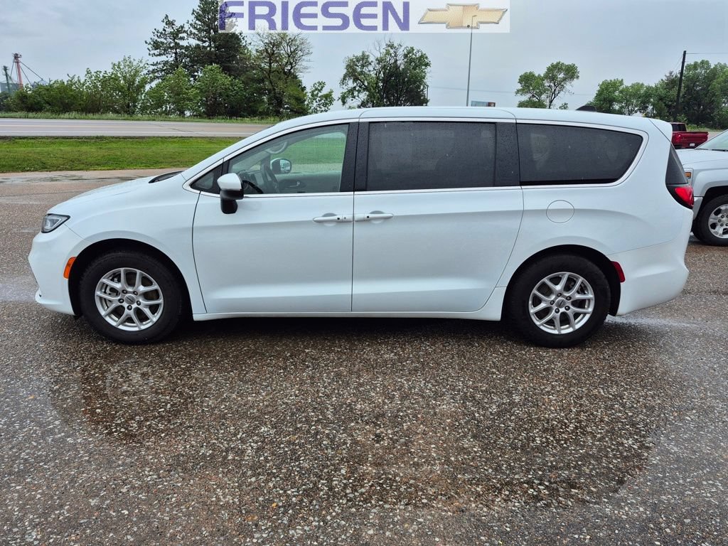 Used 2023 Chrysler Pacifica Touring-L FWD image 2