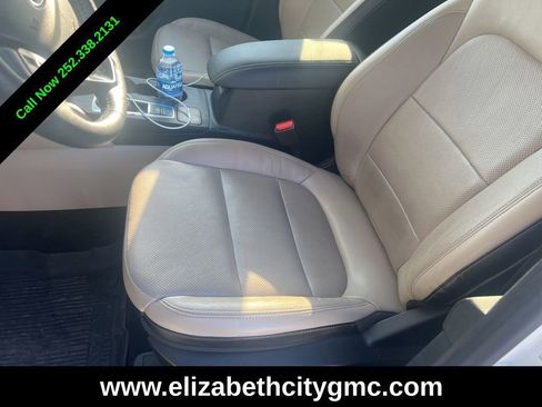 Used 2020 Ford Escape Titanium image 4