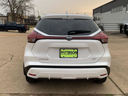 Used 2024 Nissan Kicks SV image 3