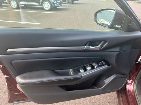 Used 2023 Nissan Altima 2.5 SV FWD image 12