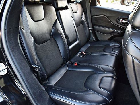 Used 2019 Jeep Cherokee Latitude Plus FWD image 22