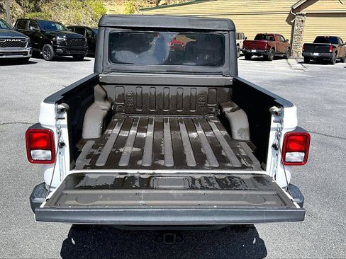 Certified 2023 Jeep Gladiator Sport AWD/4WD image 18