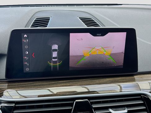 Used 2019 BMW 530i w/ Convenience Package RWD image 10