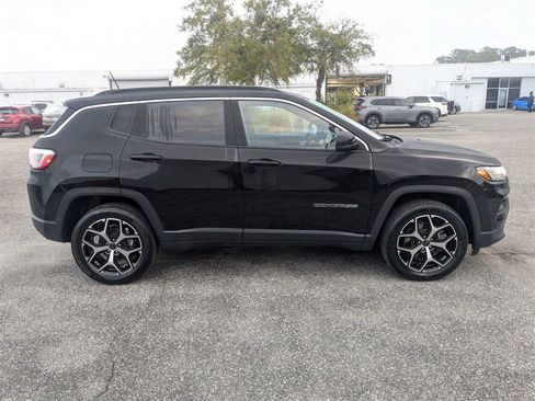 Used 2025 Jeep Compass Limited image 3