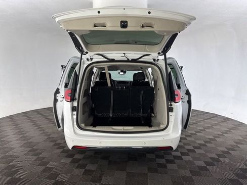 Used 2024 Chrysler Pacifica Touring-L image 19
