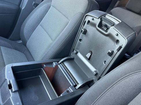 Used 2023 Chevrolet Traverse LT image 32