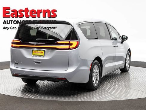 Used 2024 Chrysler Pacifica Touring-L FWD image 5