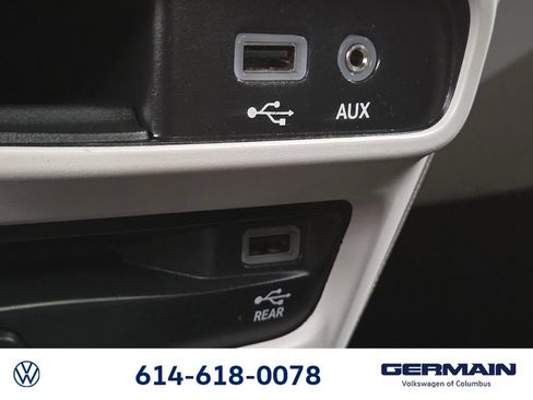 Used 2018 Chrysler Pacifica Limited w/ Tire & Wheel Group FWD image 37