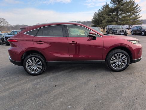 Used 2022 Toyota Venza XLE image 6