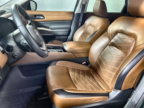 Used 2023 Nissan Pathfinder Platinum image 13