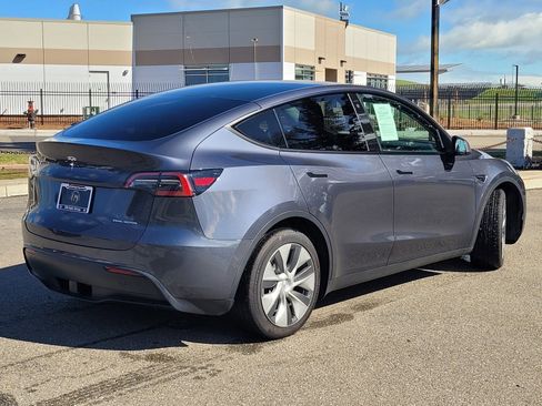 Used 2022 Tesla Model Y Long Range image 4
