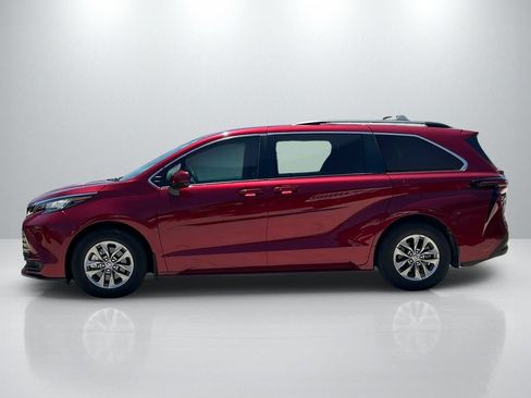 Used 2023 Toyota Sienna LE w/ LE Plus Package FWD image 8