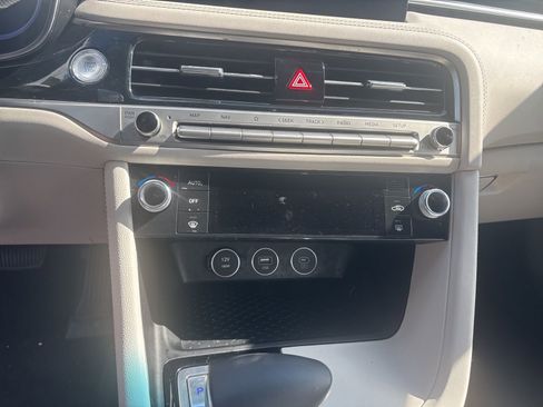 Used 2025 Genesis G70 2.5T image 9