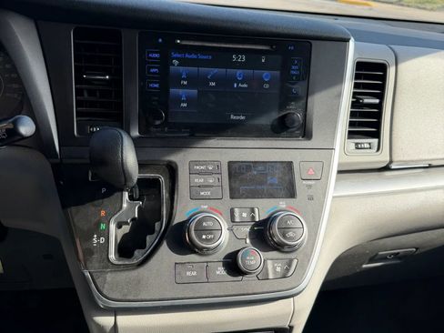 Used 2017 Toyota Sienna LE FWD image 22