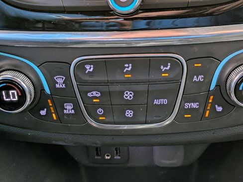 Used 2023 Chevrolet Traverse LT AWD/4WD image 7