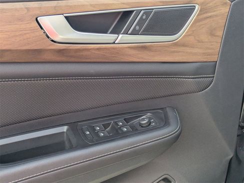 Used 2025 Volkswagen Atlas SE image 16