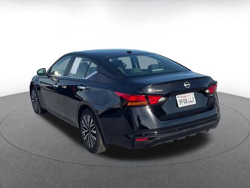 Used 2025 Nissan Altima 2.5 SV image 11
