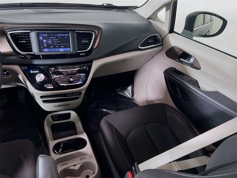Used 2024 Chrysler Voyager LX image 21